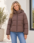 Chaqueta puffer marrón con capucha — vista frontal