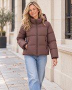 Chaqueta puffer marrón con capucha — look de diario