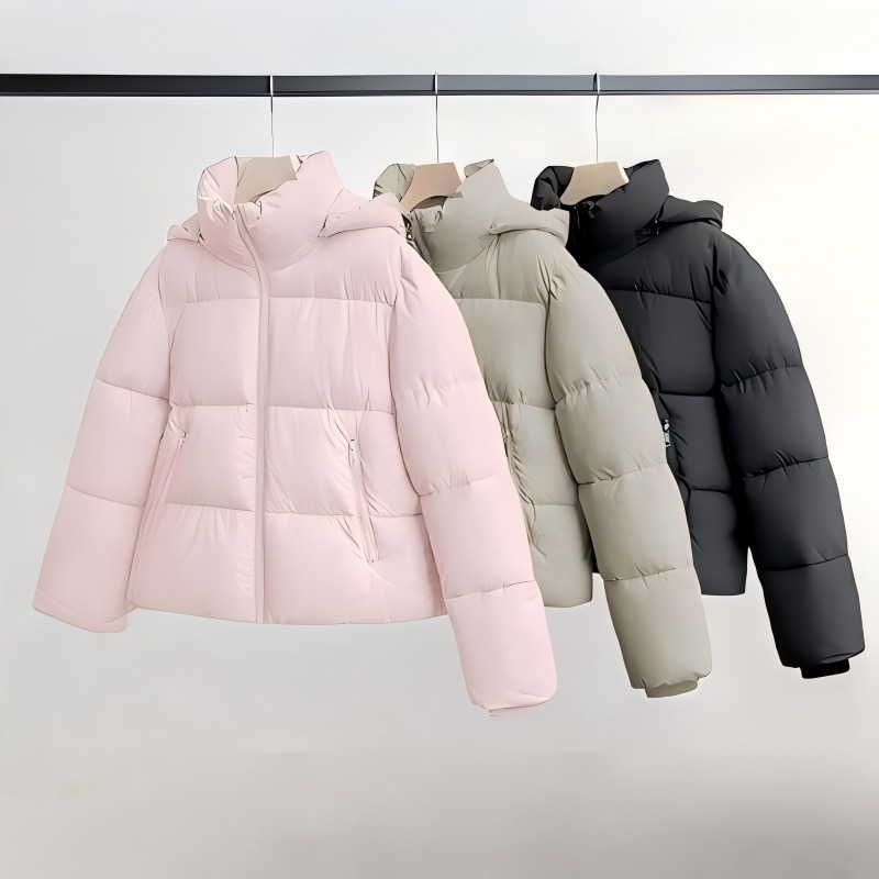 Chaqueta puffer con capucha en rosa, tono claro y negro