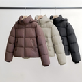 Chaqueta puffer con capucha en marrón, tono claro y negro