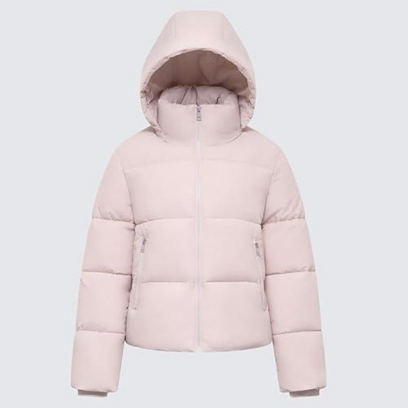 Vista frontal de la chaqueta puffer rosa con capucha