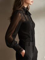 Blusa negra con lazada al cuello
