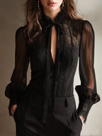 Blusa negra con lazada al cuello