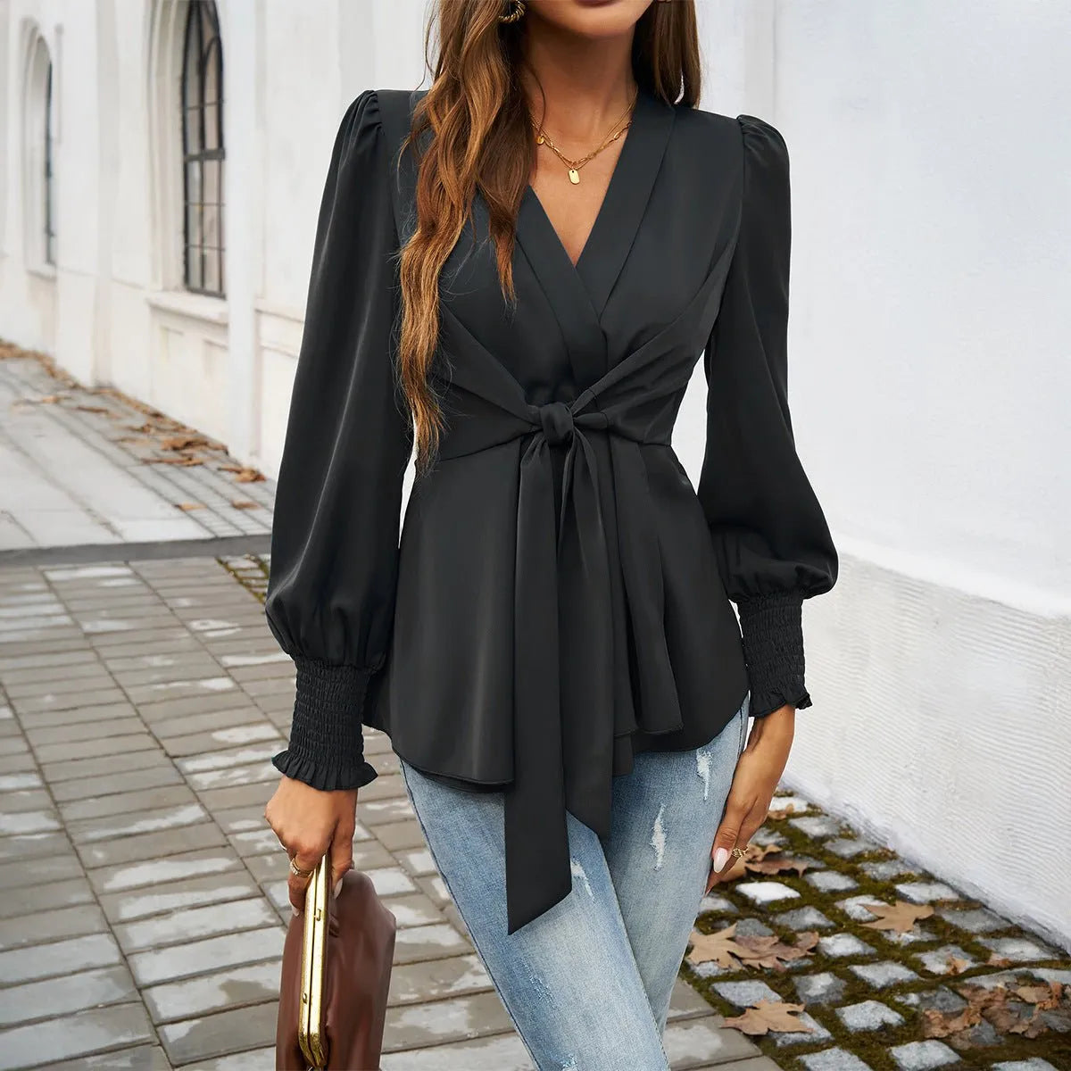 Blusa con mangas abullonadas y lazada en la cintura