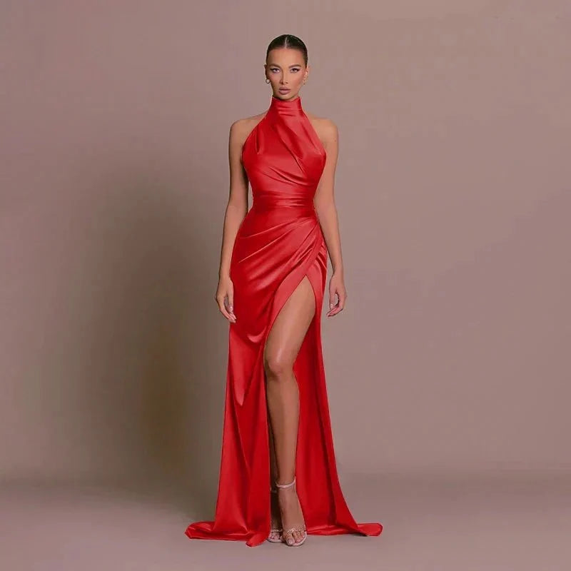 Vestido largo satinado con cuello halter y abertura