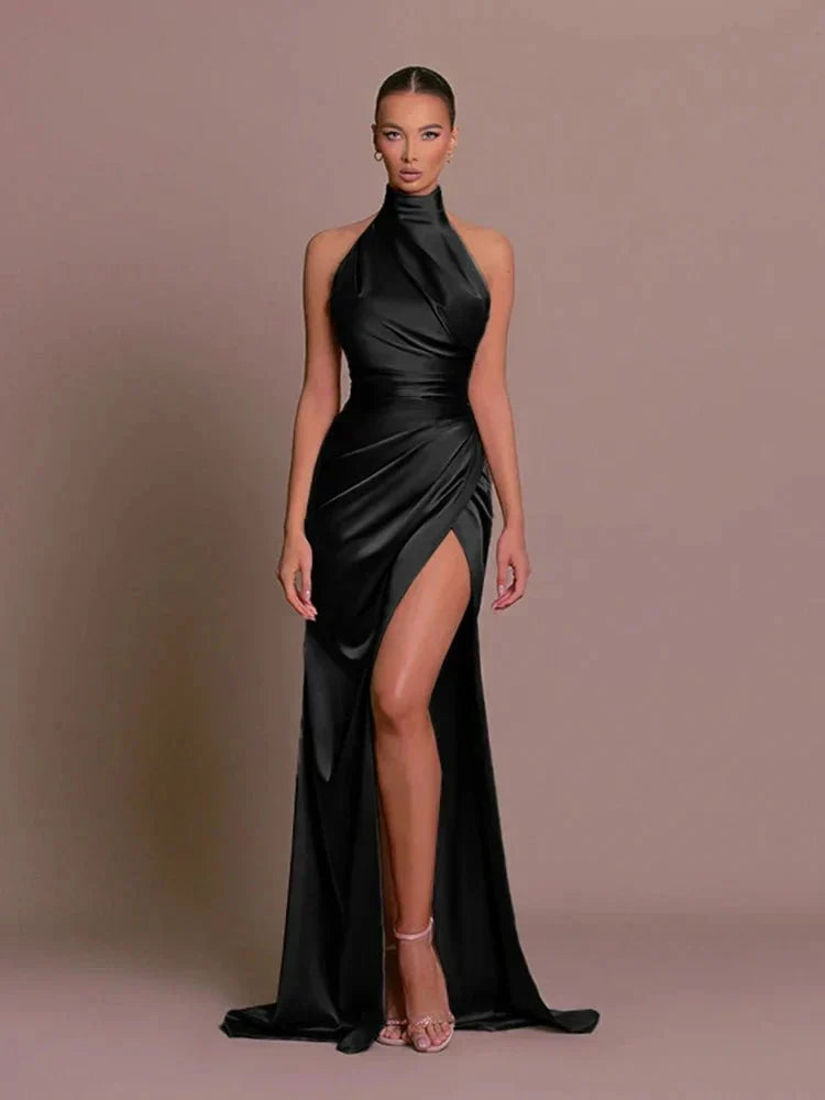 Vestido largo satinado con cuello halter y abertura
