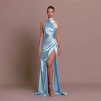Vestido largo satinado con cuello halter y abertura