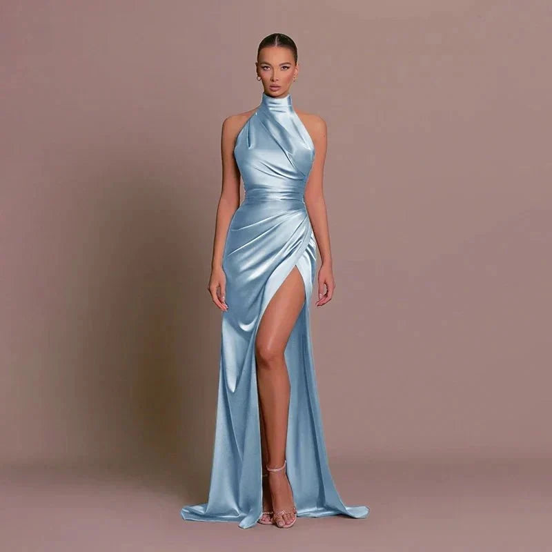 Vestido largo satinado con cuello halter y abertura