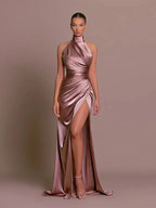 Vestido largo satinado con cuello halter y abertura
