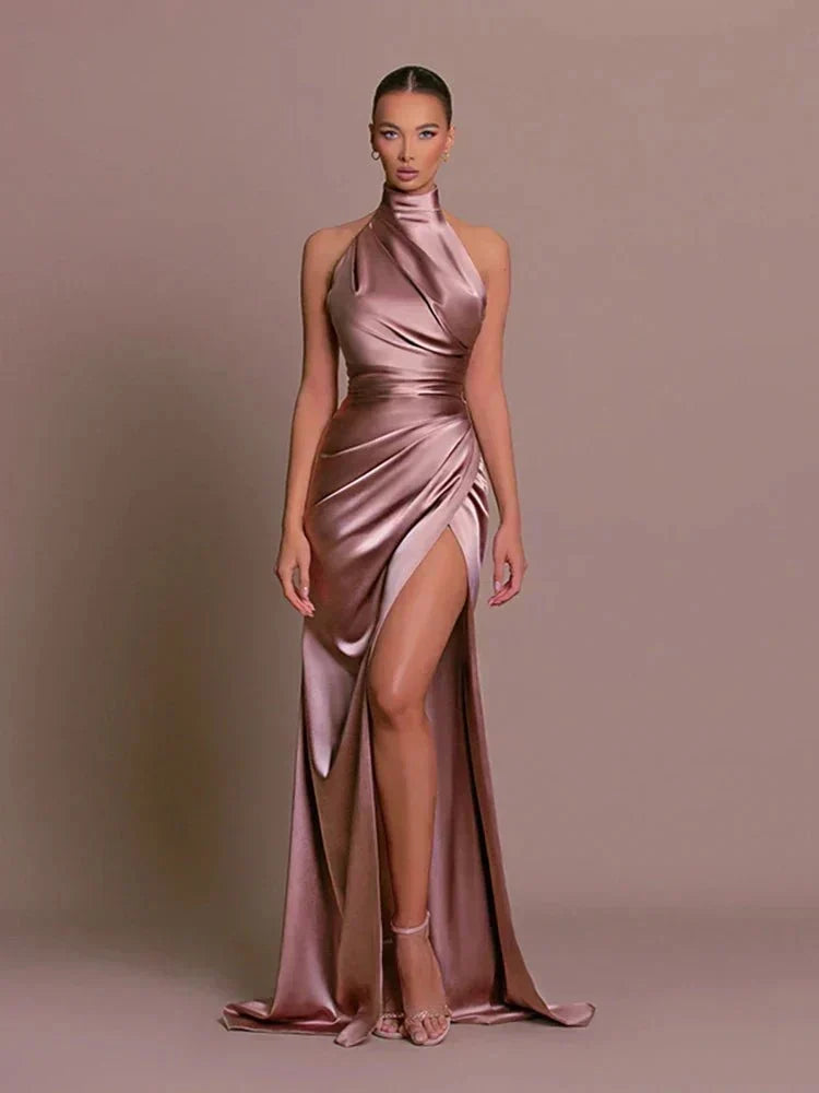 Vestido largo satinado con cuello halter y abertura