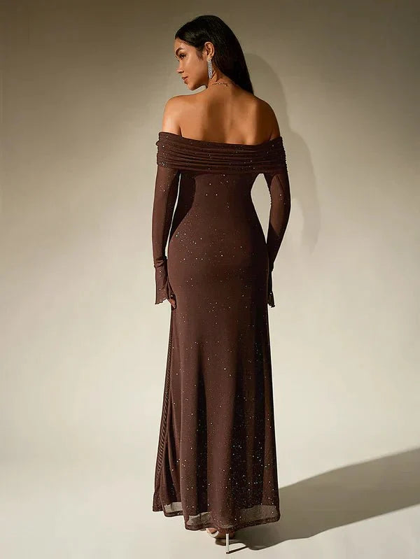 Vestido largo con brillo y hombros descubiertos