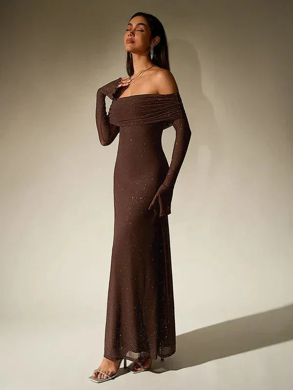Vestido largo con brillo y hombros descubiertos