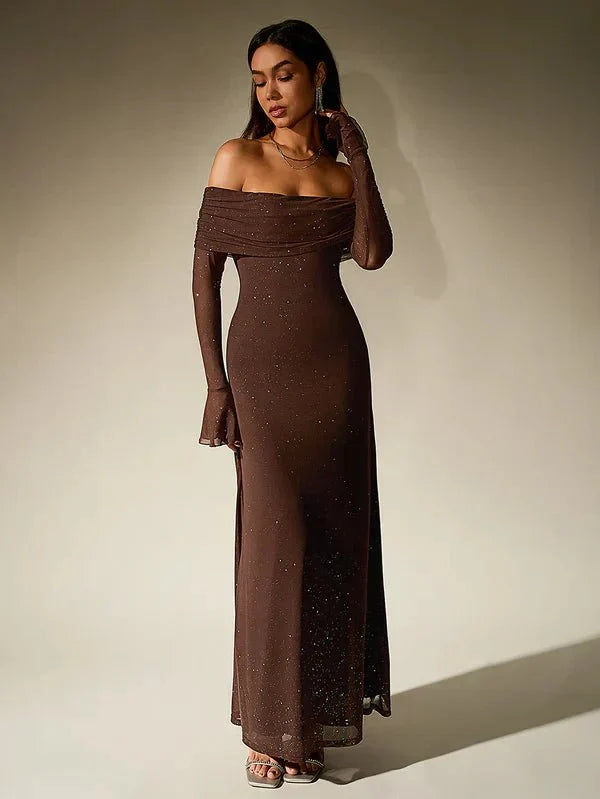 Vestido largo con brillo y hombros descubiertos