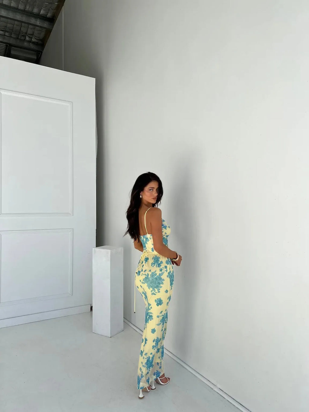 Vestido midi de flores sin mangas