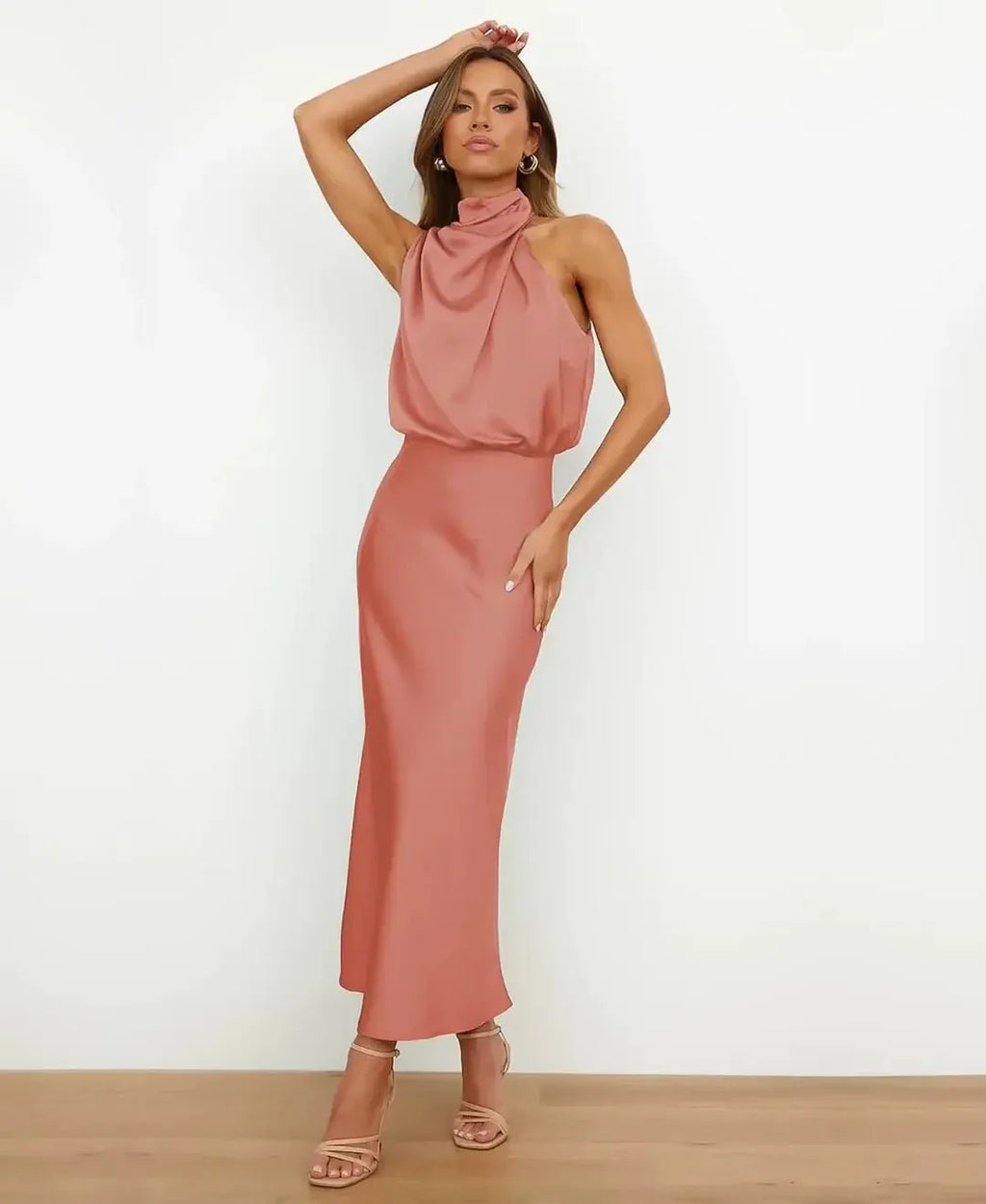 Vestido midi con cuello halter drapeado