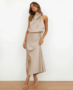 Vestido midi con cuello halter drapeado