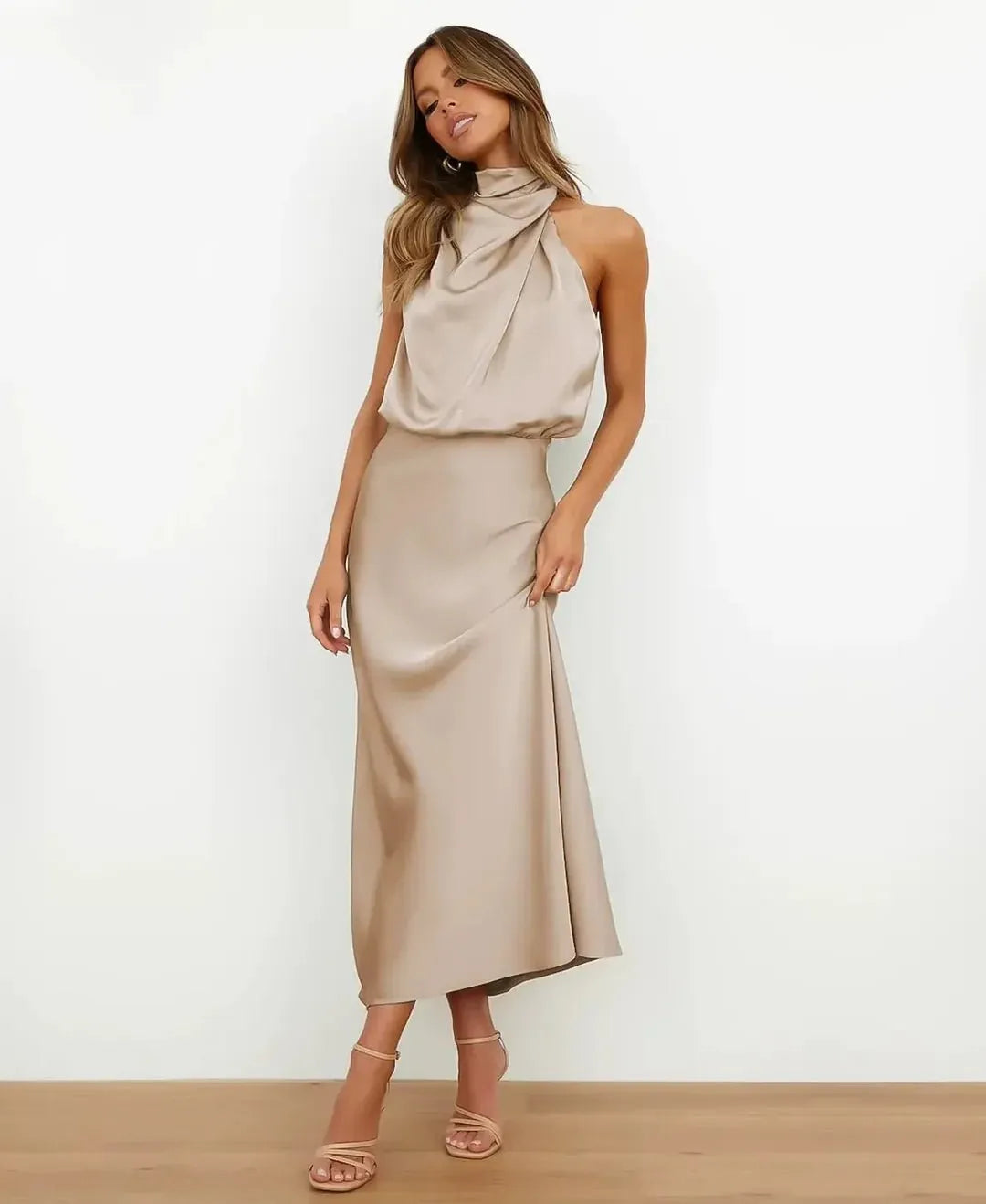 Vestido midi con cuello halter drapeado
