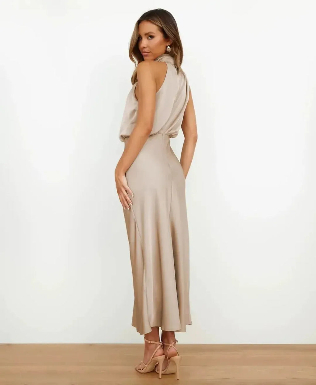 Vestido midi con cuello halter drapeado