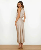 Vestido midi con cuello halter drapeado