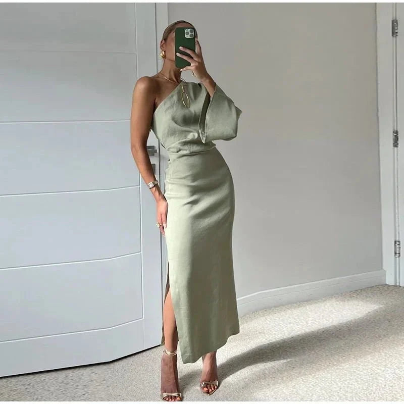 Vestido midi de un hombro con abertura lateral