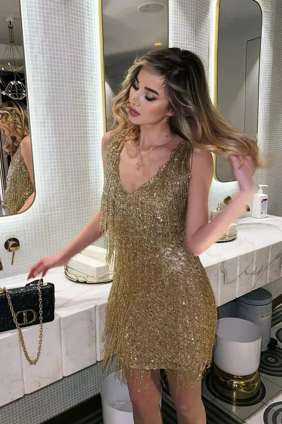 Vestido corto con lentejuelas y flecos