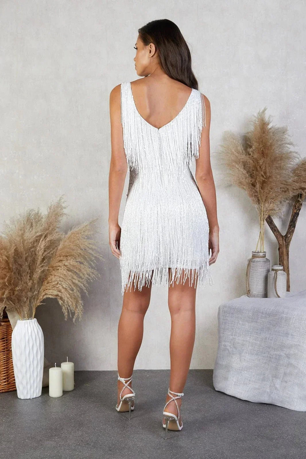 Vestido corto con lentejuelas y flecos