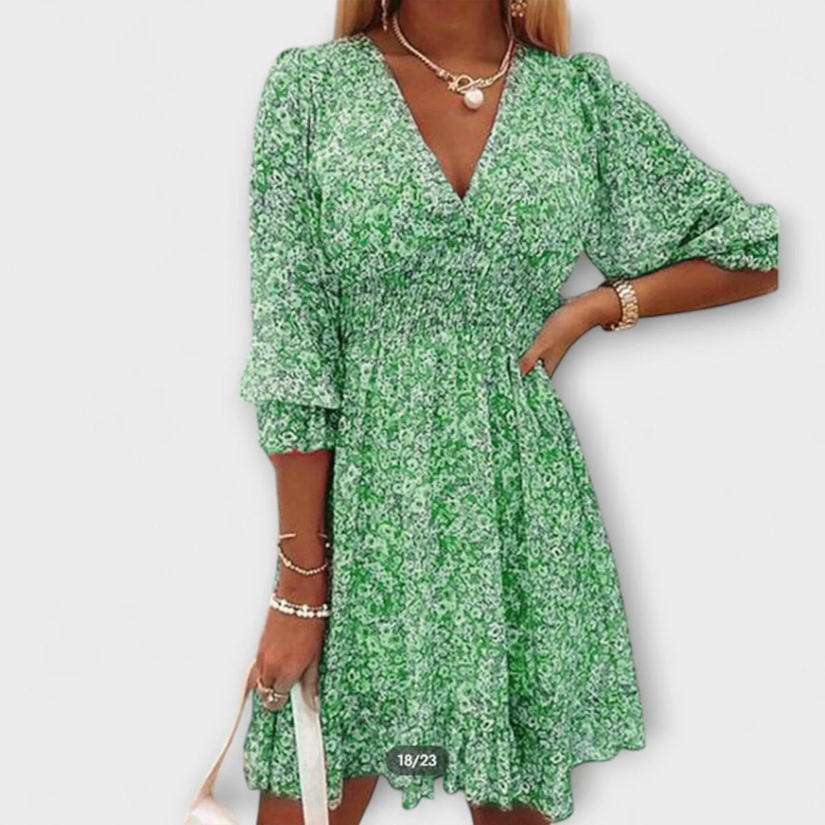Vestido corto de flores con escote en V