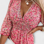 Vestido corto de flores con escote en V