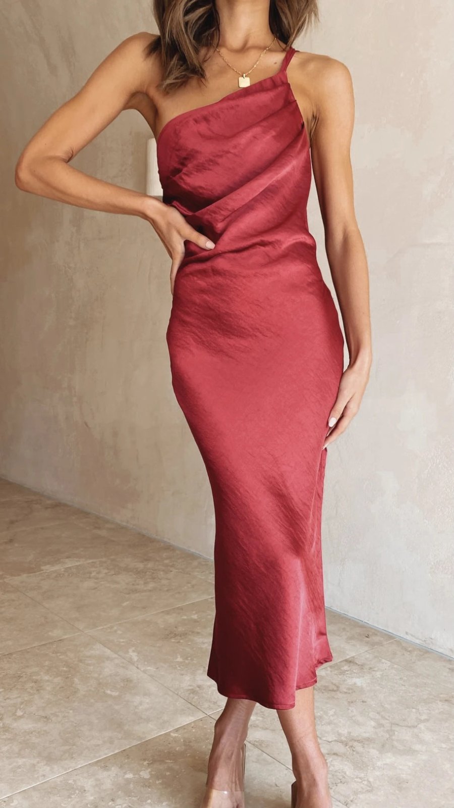 Vestido midi satinado de un hombro