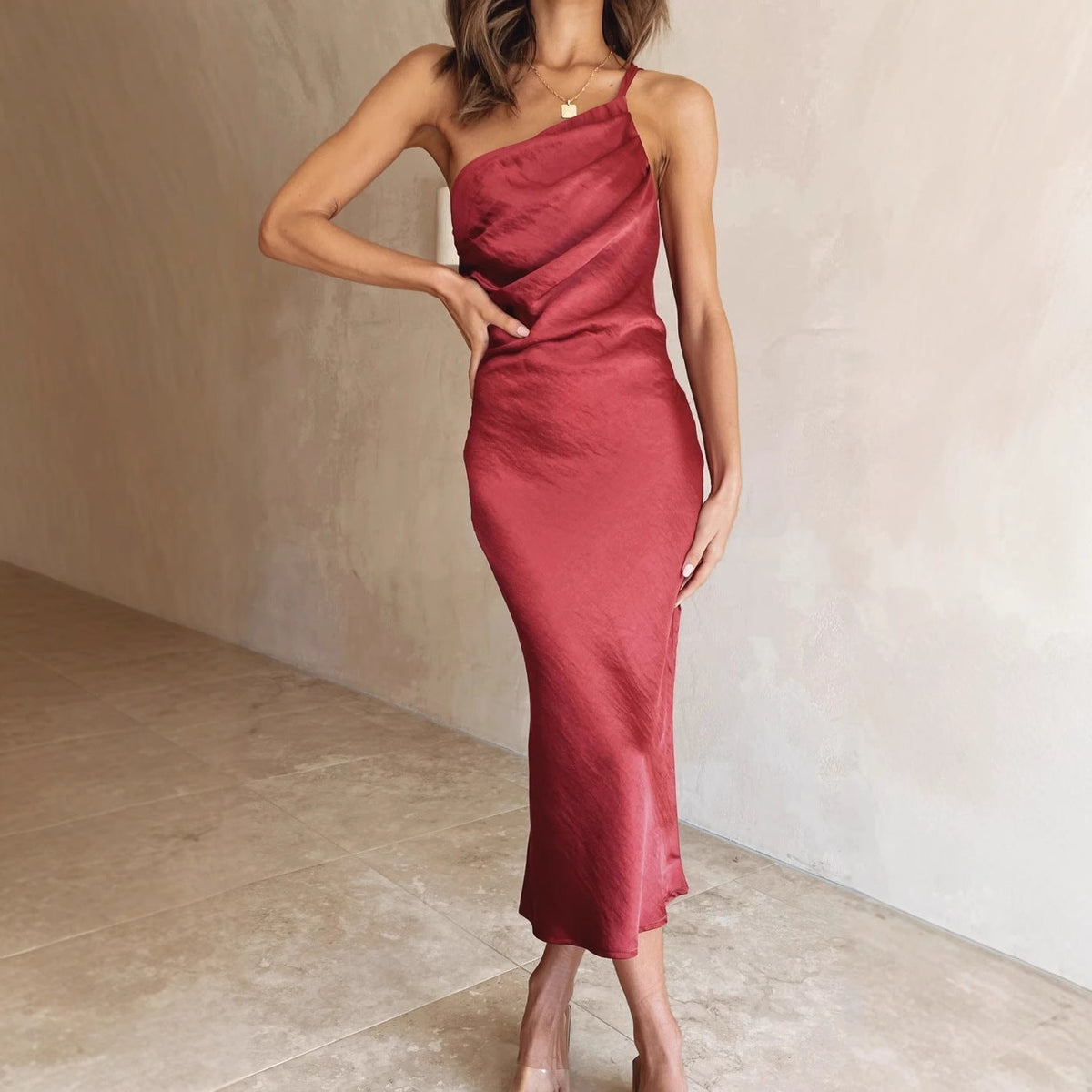 Vestido midi satinado de un hombro