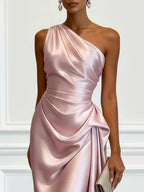 Vestido midi de un hombro con frunces