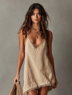 Vestido corto con escote en V y flecos asimétricos