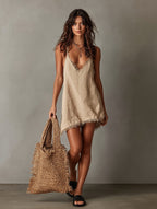 Vestido corto con escote en V y flecos asimétricos