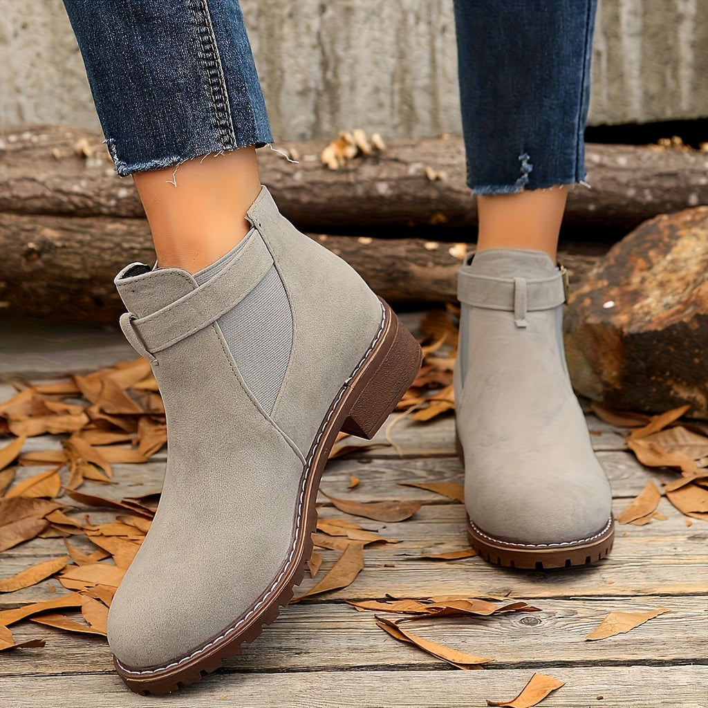 Magdalena | Botines Chelsea con tacón ancho y hebilla