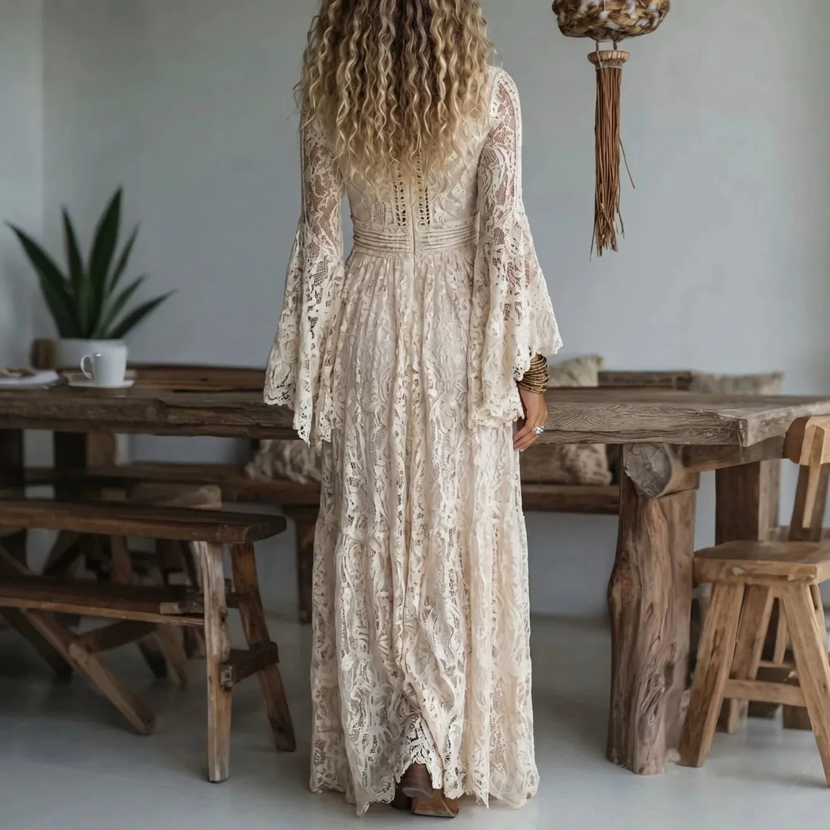 Vestido largo con encaje y mangas acampanadas