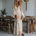 Vestido largo con encaje y mangas acampanadas