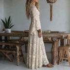 Vestido largo con encaje y mangas acampanadas