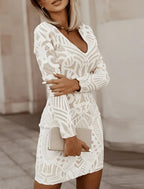 Vestido corto ajustado con escote en V