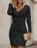 Vestido corto ajustado con escote en V