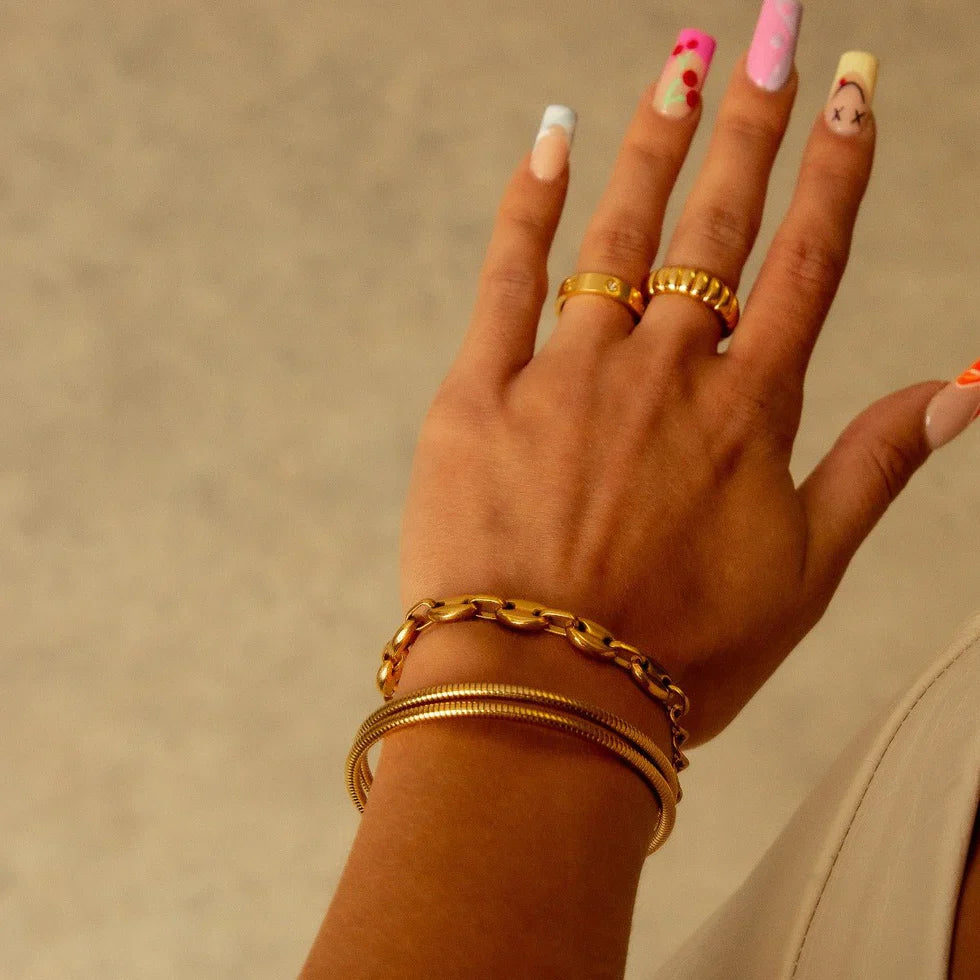 Nácar | Pulsera espiral triple bañada en oro de 18 quilates